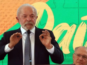 Lula anuncia crédito de R$ 30 bilhões para ajudar exportadores afetados por tarifaço de Trump