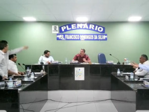 Vereadores trocam ofensas em sessão da Câmara de Palhano (CE) e caso vai para delegacia: 'Pinóquio'