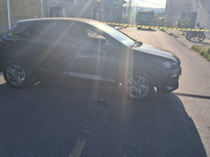 Homem morre atropelado pela própria esposa após mulher confundir os pedais do carro