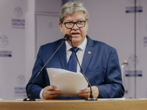 Governador da Paraíba, João Azevêdo, é levado a hospital após sentir fortes dores e vai passar por cirurgia