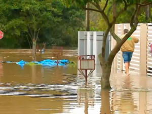 Temporal provoca destruição e cidades decretam emergência no Rio Grande do Sul