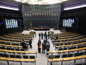 Câmara aprova urgência para proposta que isenta de Imposto de Renda os salários de até R$ 5 mil