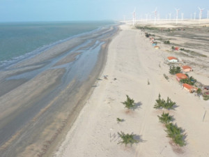 Embarcação com sete pescadores cearenses vira em alto mar e dois desaparecem; Marinha faz buscas