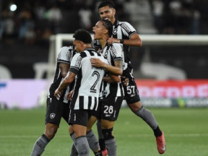 Com golaços de fora da área, Botafogo goleia o Bragantino no Nilton Santos