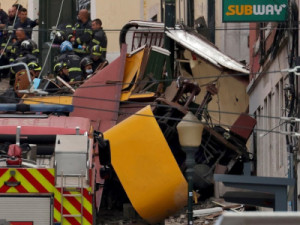 Bondinho de Lisboa descarrila, tomba e deixa 15 mortos e 18 feridos
