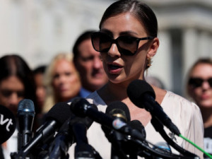 'Tínhamos que fazer sexo, querendo ou não', diz brasileira que relata ter sido abusada por Epstein e foi peça-chave em julgamento