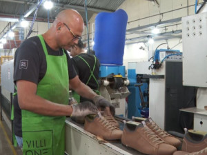 Exportação de calçados do Brasil cai em agosto com tarifaço e setor vê mais recuo em setembro