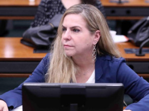 Luizianne Lins vai embarcar em missão humanitária a Gaza; grupo teve barco atacado por drone