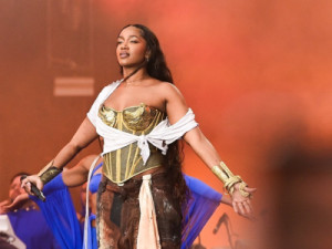 Iza convida Olodum, Toni Garrido e Célia Sampaio no The Town e mostra que reggae não é só Bob Marley