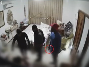 Criminosos invadem casa de idosa, amarram cuidadora e assaltam moradores