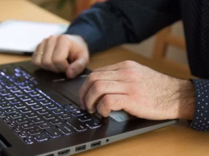 Empresa é condenada a indenizar funcionário que trabalhava há 48 anos no local e foi demitido devido à idade