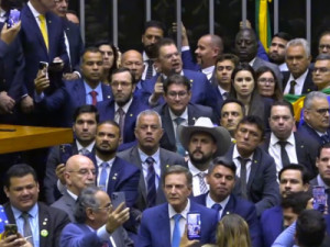 Estratégia da oposição para incluir anistia ampla durante votação de projeto coloca governistas em alerta