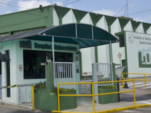 Mãe é denunciada após criança chegar a hospital com clavícula fraturada e coro cabeludo queimado