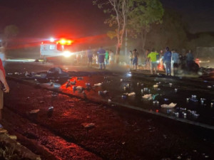 Acidente entre caminhão, carros e moto deixa pelo menos sete mortos na BR-153