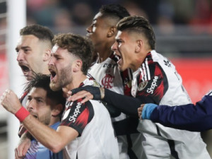Rossi pega dois pênaltis contra o Estudiantes, e Flamengo se classifica para a semifinal da Libertadores