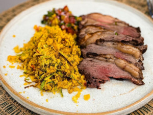 Picanha defumada com carvão e farofa de abobrinha