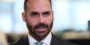 Moraes diz que Eduardo está no exterior para fugir da lei e determina notificação de denúncia por edital