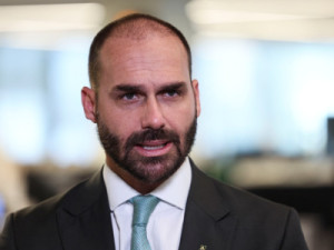 Moraes diz que Eduardo está no exterior para fugir da lei e determina notificação de denúncia por edital