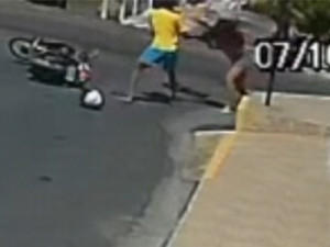 Mulher luta e impede que criminosos levassem a moto dela