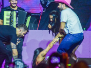 Ana Castela é derrubada no palco durante show em São Paulo; Zé Felipe assiste da pla-teia