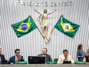 Deputado do Ceará passa mal enquanto presidia sessão da Alece e é socorrido por parlamentares