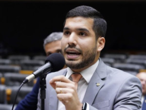 André Fernandes destina verba para compra de fuzis e diz que vai premiar policial 'que mais matar traficante'