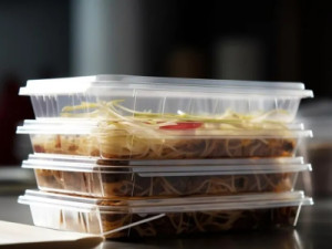 Marmita no micro-ondas? Cuidado com micro plásticos! Veja o que não botar