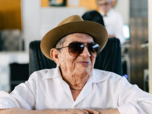 Dono do tradicional restaurante Caravelle é lenda viva aos 90 anos, veja