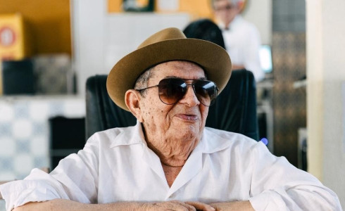 Dono do tradicional restaurante Caravelle é lenda viva aos 90 anos, veja