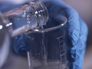 Fiscalização que investiga presença de metanol em bebidas recolhe garrafas suspeitas no Ceará