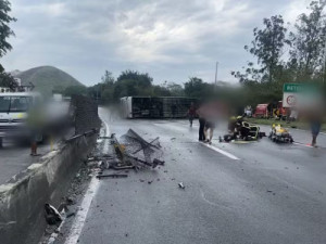 Ônibus com torcedores do Flamengo capota rumo a Argentina, 46 feridos