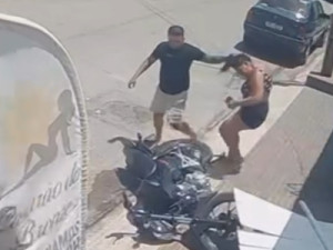 Homem derruba portão, invade clínica de estética e retira mulher puxando pelos cabelos