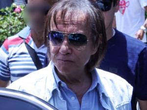 Roberto Carlos vai a velório de Norma Braga, sua última irmã viva