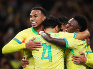Brasil joga bem e vence Senegal com gols de Estêvão e Casemiro