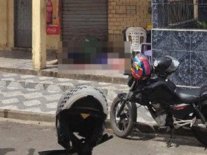Três homens são mortos a tiros em frente a comércio, em Maranguape