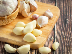 O truque simples para descascar alho em segundos