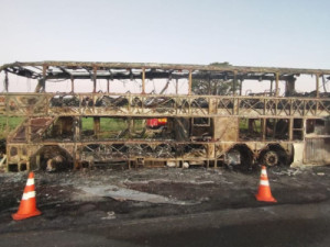 Ônibus que levava 53 pessoas fica completamente destruído após pegar fogo em rodovia de MS