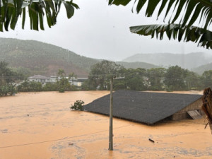 Chuvas intensas deixam casas debaixo d'água e mais de 100 ficam desalojados em SC