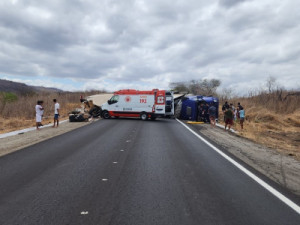 Mais de 100 pessoas saquearam carga de caminhão tombado, diz PRF