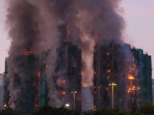 Incêndio em conjunto de prédios de Hong Kong deixa pelo menos 13 mortos