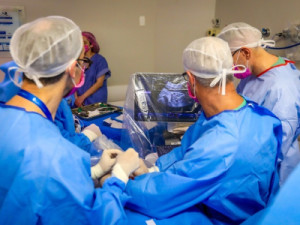 Médicos operam coração de feto com 29 semanas dentro da barriga da mãe em hospital do RS