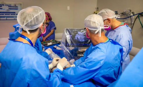 Médicos operam coração de feto com 29 semanas dentro da barriga da mãe em hospital do RS