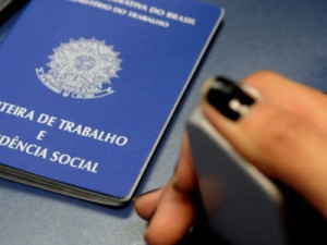 Desemprego recua para 5,4% em outubro, o menor nível da série histórica do IBGE