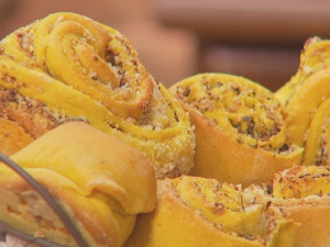 Receita Nosso Campo: aprenda a fazer um pão com cúrcuma e recheio de castanha de caju