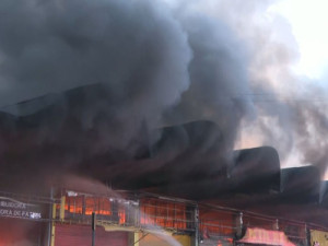 Incêndio de grandes proporções atinge a Ceasa, no Rio