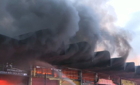 Incêndio de grandes proporções atinge a Ceasa, no Rio