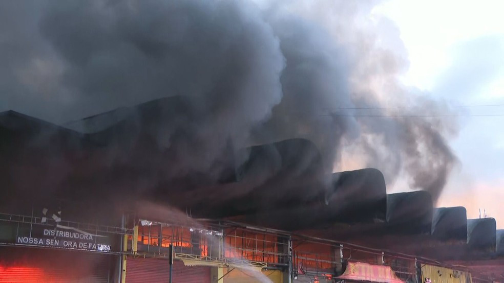 Incêndio de grandes proporções atinge a Ceasa, no Rio