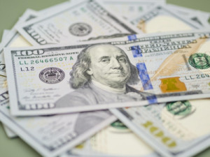 Dólar dispara a R$ 5,43 e bolsa cai mais de 4%, após pré-candidatura de Flávio Bolsonaro