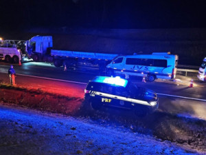 Acidente com van de estudantes que retornavam de excursão deixa um morto e 14 feridos no RS