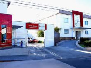 Homem que jogou gasolina e ateou fogo no irmão é preso no Crato e a vítima hospitalizada